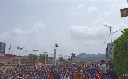 حشود خور مكسر تؤدي صلاة الجمعة تمهيداً لانطلاق التظاهرة الكبرى.