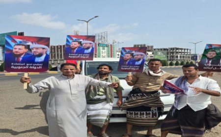 رفعوا صورة المحرمي والشيخ.. متظاهرو ساحة العروض يطالبون بالتوجه نحو دولة جنوبية فيدرالية