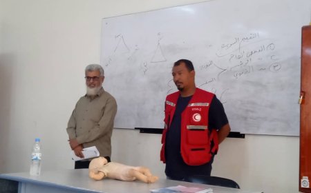 بالتعاون مع الهلال الأحمر اليمني.. كلية الصيدلة بجامعة عدن تدشن دورة للإسعافات الأولية 