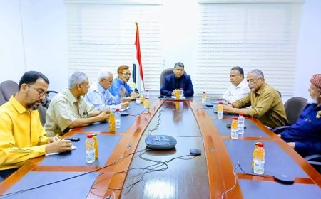 رئيس هيئة مصائد خليج عدن ووكيل وزارة الصناعة والتجارة يبحثان آليات ضبط سوق المنتجات السمكية وتعزيز الاستقرار السعري