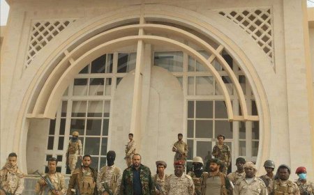 قوات درع الوطن تتسلم مطار سيئون من قوات الطوارئ