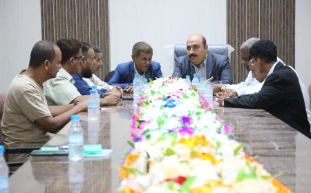 قيادة تربية الساحل تناقش مع المدير العام لمديرية الشحر أوضاع القطاع التربوي والتعليمي.