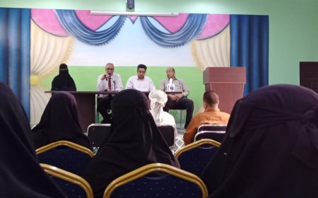 مدير تربية المكلا يقود لقاءً نوعيًا بالأخصائيين الاجتماعيين لتعزيز الدور الإرشادي بمدرسة الإيمان للتعليم الأساسي*