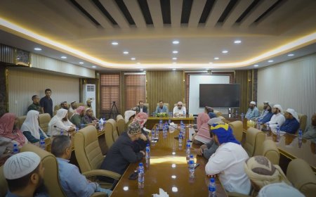 المحافظ عبد الرحمن شيخ يلتقي إدارة الأوقاف وخطباء المساجد 