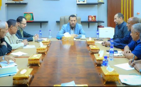 محافظ عدن يشدد على أهمية تحسين الخدمات والتعامل المسؤول مع إشكالية المياه والصرف الصحي