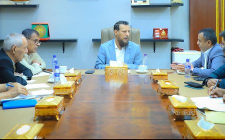 محافظ عدن يشدد على تكثيف الرقابة الميدانية وضبط الأسواق ومنع الاحتكار 