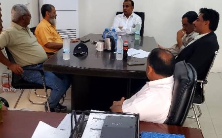 نائب المدير التنفيذي لشركة النفط اليمنية يزور منشآة البريقة ويطلع على سير العمل والمشاريع التطويرية