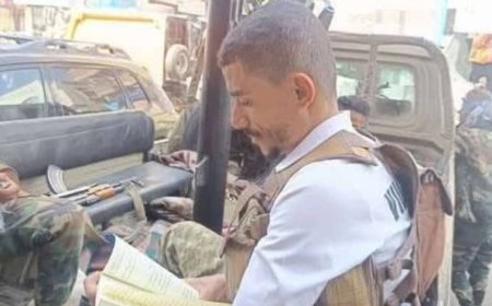 تعز..بندقية بيده وكتاب بالأخـرى صورة جندي يذاكـر دروسه أثناء الواجب تجتاح منصات التواصل الاجتماعي