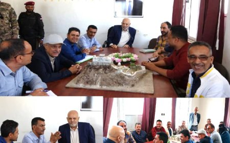 محافظ تعز يطلع على سير الإداء بمديرية القاهرة، ويؤكد أهمية التنسيق وتحسين جودة الخدمات