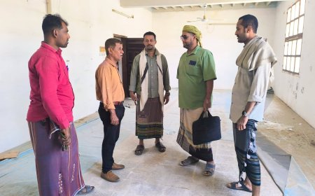 السلطة المحلية بمديرية الشحر تسلّم مشروع ترميم مقر نادي الشحر الأدبي للمقاول المنفذ