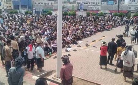 حمدي شكري (خط أحمر).. حشود الصبيحة تؤدي صلاة الجمعة وسط استنفار شعبي بعدن.