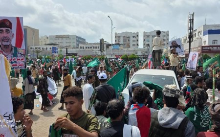 بالفيديو والصور.. (ساحة العروض) تكتظ بحشود الصبيحة تضامناً مع القائد حمدي شكري.