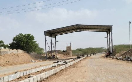 مصادر محلية تحذّر من تعطّل ترميم الطرق بسبب إغلاق الشارع العام وانتشار البسطات