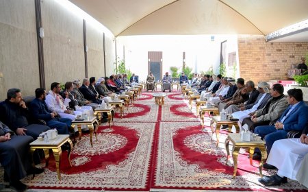 بحضور الخنبشي والمحرمي والصبيحي.. العليمي يستضيف لقاءً وديًا للقيادة الجنوبية لمناقشة مستجدات الأوضاع الراهنة