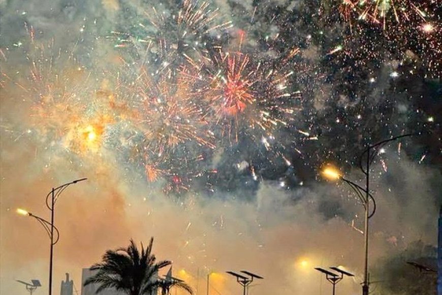 ساحة العروض تشتعل بالألعاب النارية&nbsp;احتفاءً بالإعلان الدستوري