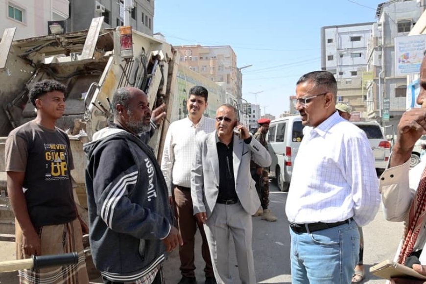 الأمين العام لمحلي حضرموت يشدد على مواصلة جهود عمال ومهندسي النظافة بشوارع المكلا