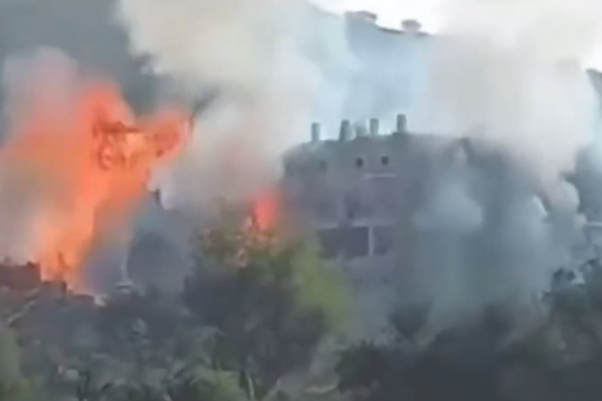 مشاهد حية بالفيديو.. ألسنة اللهب تتصاعد من موقع استهدفه طيران التحالف في محافظة الضالع