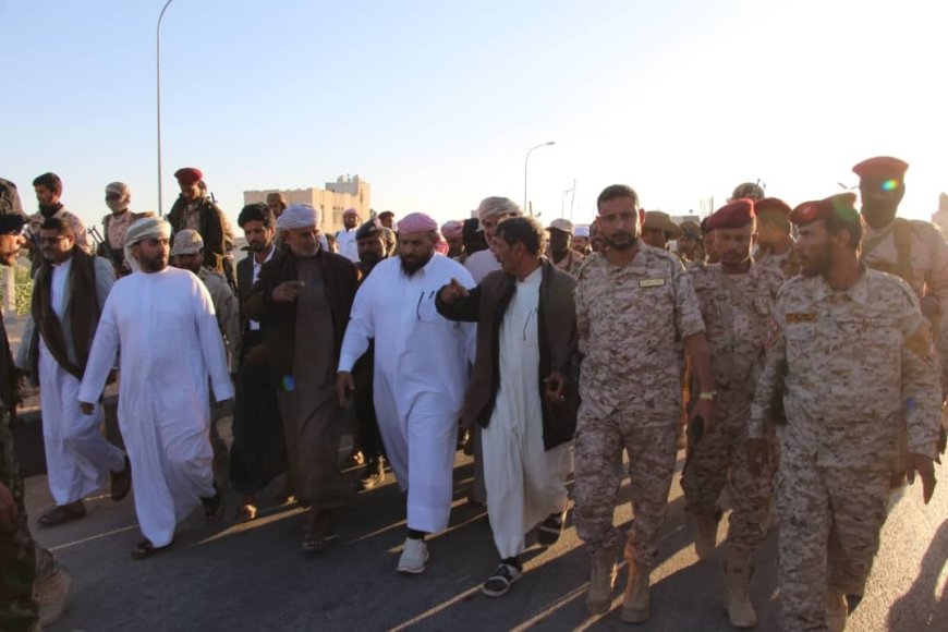 قائد قوات درع الوطن بالمهرة يتفقد مديرية شحن ومنفذها الحدودي مع سلطنة عُمان