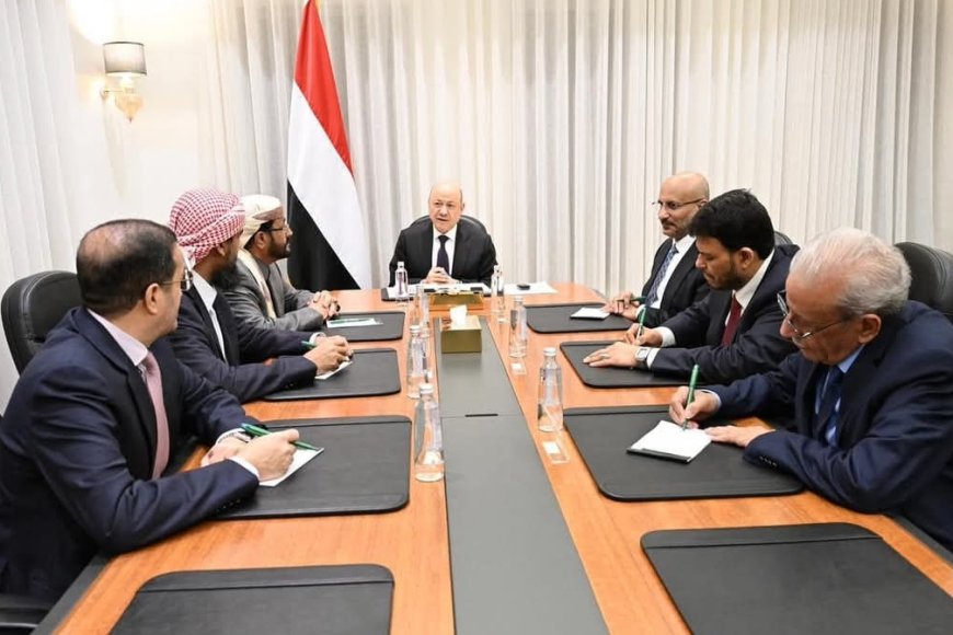 مجلس القيادة الرئاسي يقر عدداً من الإجراءات لإدارة أولويات المرحلة وتطبيع الأوضاع في المحافظات المحررة