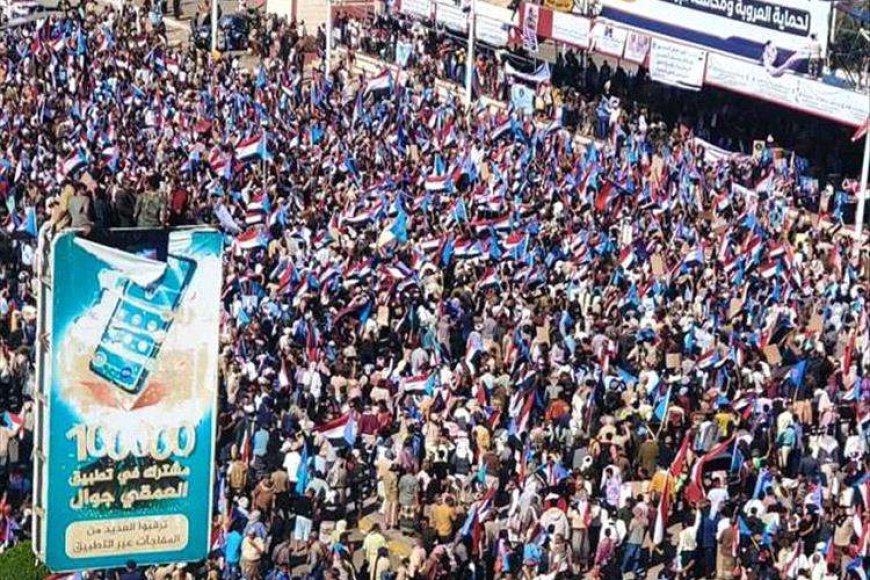 تظاهرة كبرى في ساحة العروض ترفع أعلام الجنوب