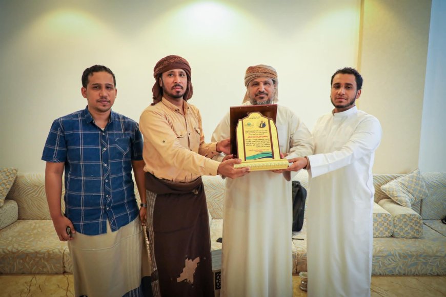 ألفة المؤمنين تكرّم مدير شركة النفط اليمنية بالمهرة بدرع تقديري