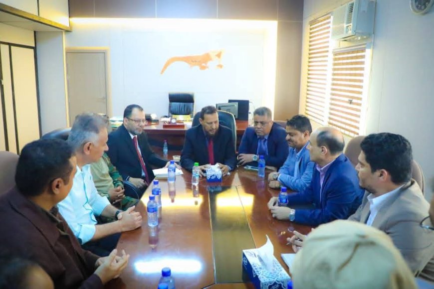 محافظ عدن يؤكد أهمية العمل كمنظومة متكاملة وضرورة التركيز على المشاريع الخدمية