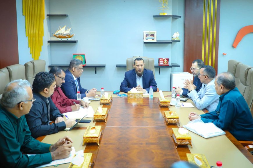 محافظ عدن عبدالرحمن شيخ يجتمع مع الإدارة المالية في ديوان عام المحافظة و يصدر توجيهات.. تفاصيل