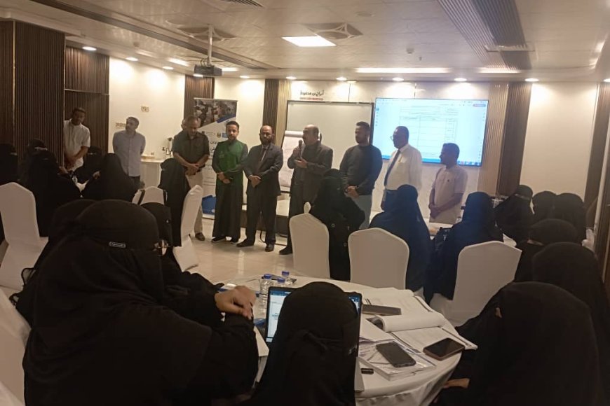 مدير تربية ساحل حضرموت يطلع على مستوى تنفيذ برنامج الشهادة الدولية المهنية في التدريس&nbsp;