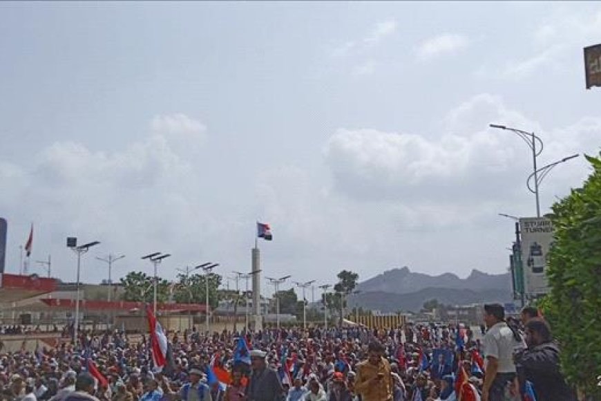 حشود خور مكسر تؤدي صلاة الجمعة تمهيداً لانطلاق التظاهرة الكبرى.