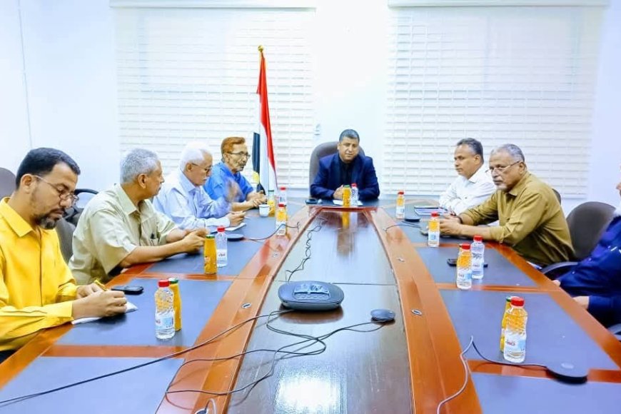 رئيس هيئة مصائد خليج عدن ووكيل وزارة الصناعة والتجارة يبحثان آليات ضبط سوق المنتجات السمكية وتعزيز الاستقرار السعري