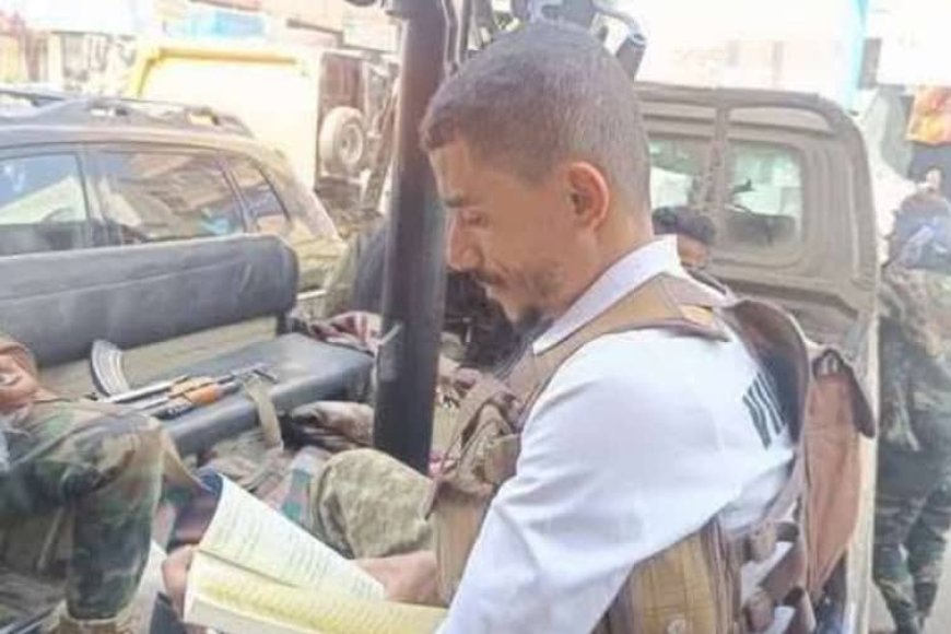 تعز..بندقية بيده وكتاب بالأخـرى&nbsp;صورة جندي يذاكـر دروسه أثناء الواجب تجتاح منصات التواصل الاجتماعي