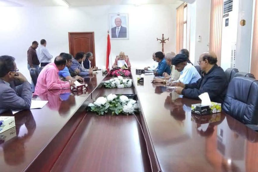 محافظ تعز يناقش مع برنامج الغذاء العالمي آلية اعتماد وتوزيع السلال الغذائية