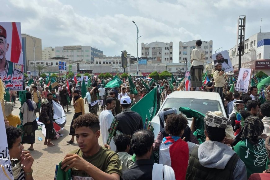 بالفيديو والصور.. (ساحة العروض) تكتظ بحشود الصبيحة تضامناً مع القائد حمدي شكري.