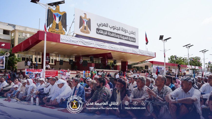 جماهير الجنوب تؤدي صلاة جمعة الوفاء للحليف الصادق في ساحة العروض بالعاصمة عدن