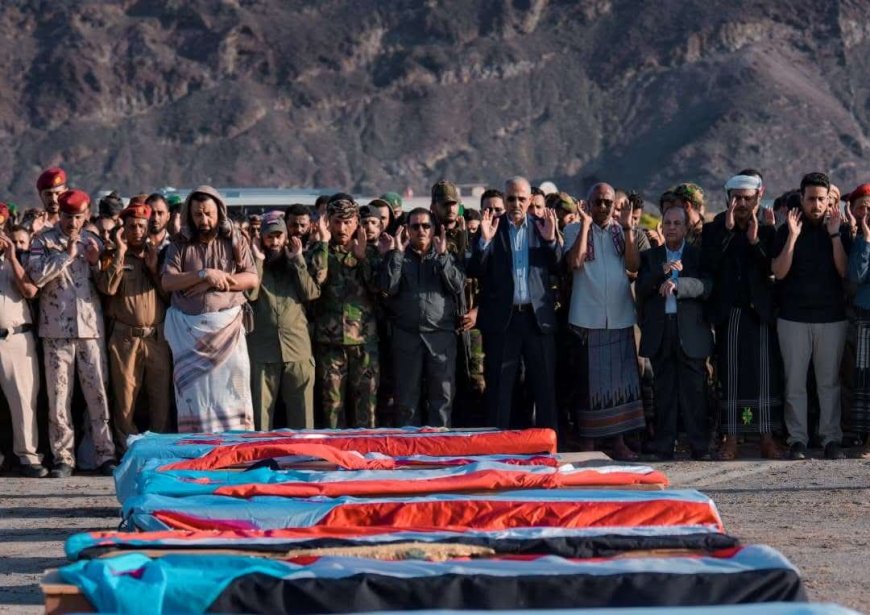 اللواء  الزُبيدي يؤدي صلاة الجنازة ويتقدّم جموع مُشيّعي شهداء عملية "المستقبل الواعد"