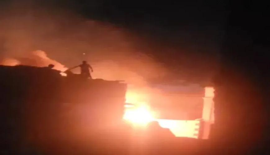 فاجعة في لحج.. النيران تلتهم منزل عريس في ليلة زفافه وتحول إلى رماد.