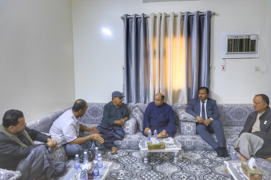 المحافظ الخنبشي يشيد بدور قوة حماية الشركات النفطية في تأمين المنشآت والحقول النفطية.