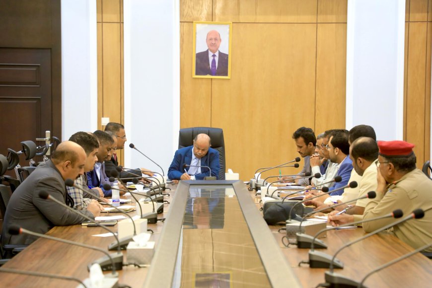 محافظ حضرموت يطّلع على جهود تطبيع الحياة ويناقش الاحتياجات العاجلة للقطاعات الخدمية بالمحافظة