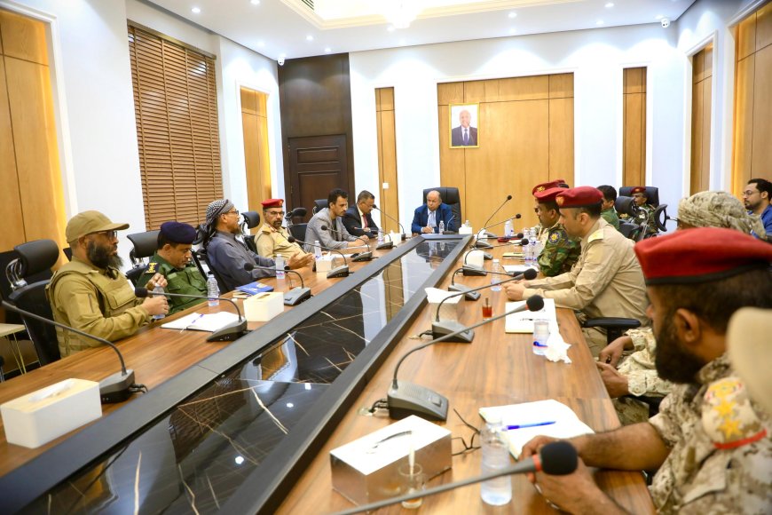 المحافظ الخنبشي  يناقش الأوضاع العسكرية والأمنية ويشيد بجهود تطبيع الحياة بالمحافظة