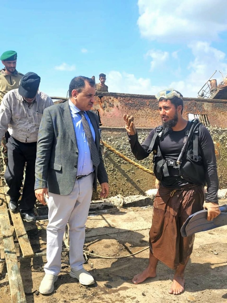 الوزير السقطري يتفقد أعمال انتشال السفن الغارقة في ميناء الاصطياد السمكي ويشدد على تسريع وتيرة العمل