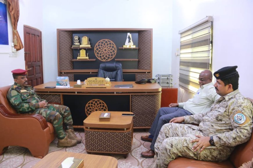 الرباكي يشيد بدور خفر السواحل في حماية ميناء المكلا ويبحث سبل تعزيز التعاون المشترك