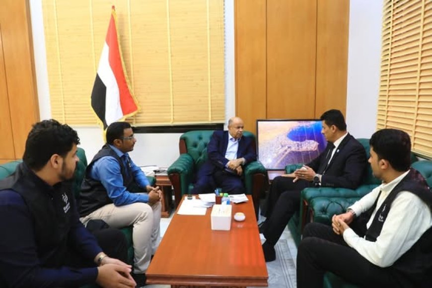 المحافظ الخنبشي يطلع على نشاطات منظمة رحمة حول العالم في حضرموت