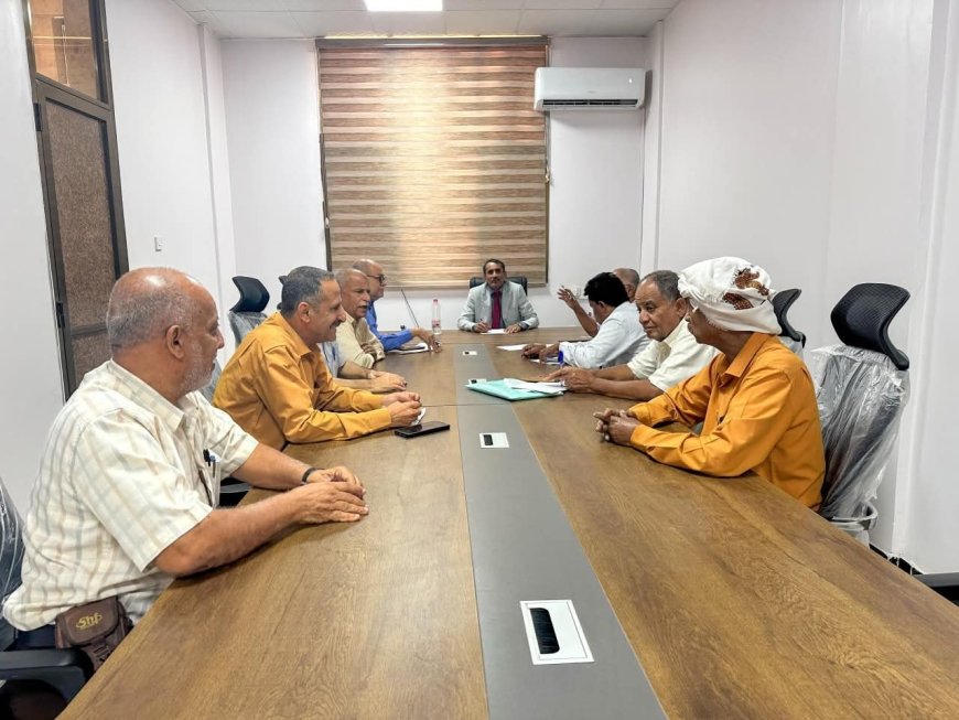 بتوجيه الوزير السقطري .. الوكيل الغتناني يجتمع بمدراء قطاع الخدمات الزراعية ومكتب زراعة عدن ويتفقد مركز مكافحة الجراد الصحراوي