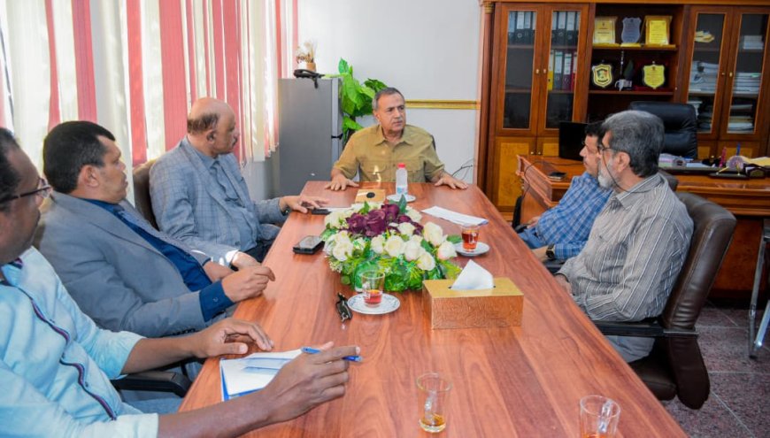 رئيس جامعة عدن يناقش مع عمداء كليتي الطب والأسنان أوضاع الكليتين وسير العملية التعليمية