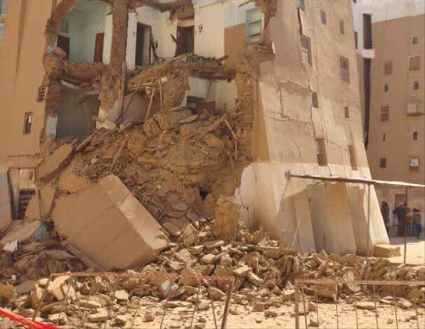 بالصورة  كارثة تراثية تهدد ناطحات السحاب في شبام.. انهيار منزل في قلب شبام التاريخية