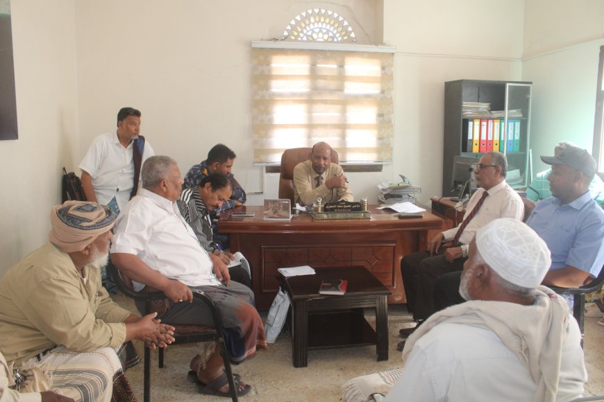 مدير عام المكلا يترأس اجتماعاً موسعاً لتعزيز الأداء الخدمي والأمني بمنطقة فوه