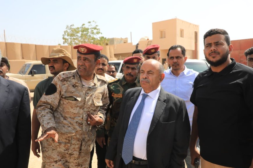 عضو مجلس القيادة الرئاسي محافظ حضرموت يتفقد المواقع العسكرية المتضررة من الأحداث الماضية بمطار الريان