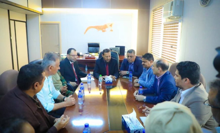 محافظ عدن يؤكد أهمية العمل كمنظومة متكاملة وضرورة التركيز على المشاريع الخدمية