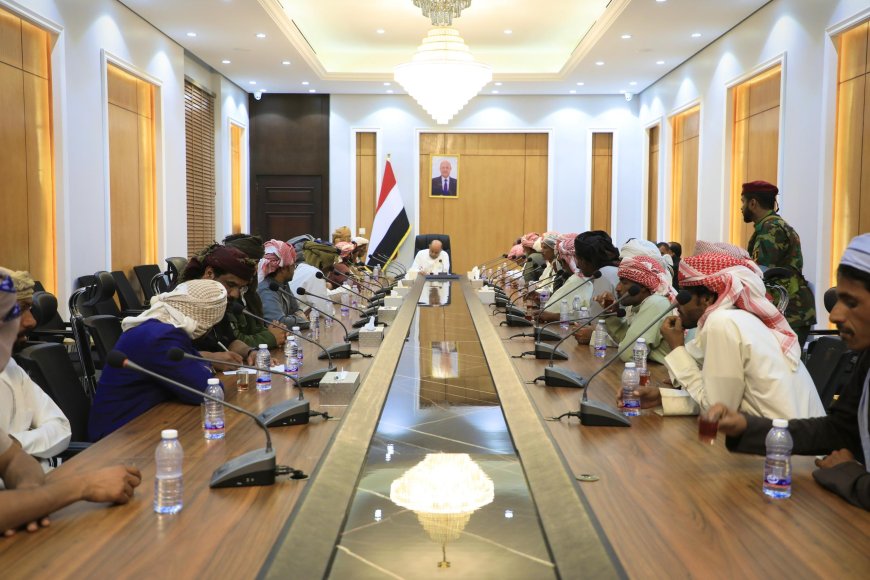 عضو مجلس القيادة الرئاسي محافظ حضرموت يناقش مع مشايخ قبائل المناهيل أوضاع المديريات الصحراوية