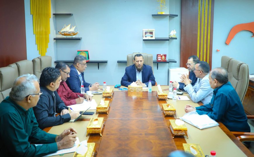 محافظ عدن عبدالرحمن شيخ يجتمع مع الإدارة المالية في ديوان عام المحافظة و يصدر توجيهات.. تفاصيل